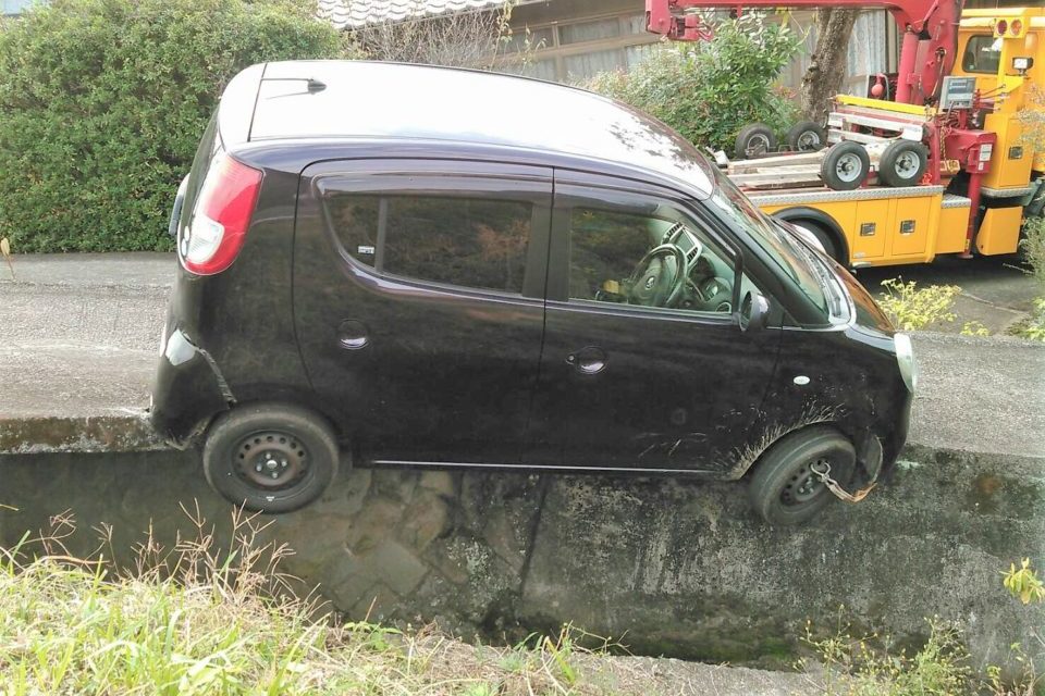 狭い道で軽自動車の落輪 スズキアリーナ修善寺 小野自動車