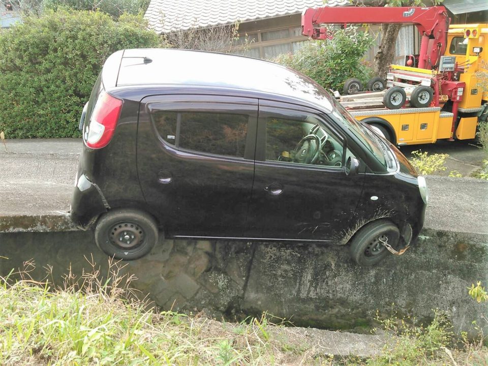 狭い道で軽自動車の落輪 スズキアリーナ修善寺 小野自動車 狭い道で軽自動車の落輪 スズキアリーナ修善寺 小野自動車