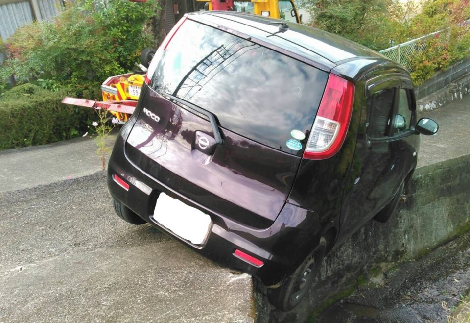 狭い道で軽自動車の落輪 スズキアリーナ修善寺 小野自動車